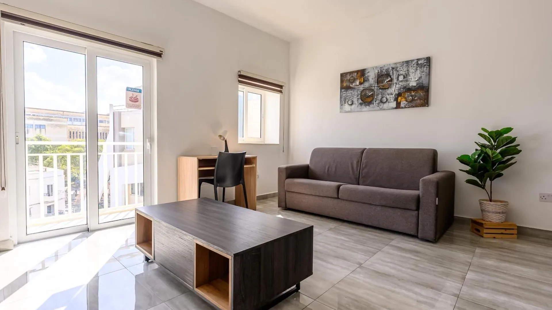 F11 Room 2, Private Room Two Single Beds Shared Bathroom In Shared Flat Msida Homestay