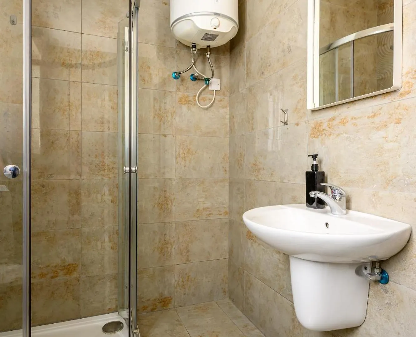 F11 Room 2, Private Room Two Single Beds Shared Bathroom In Shared Flat Msida Homestay