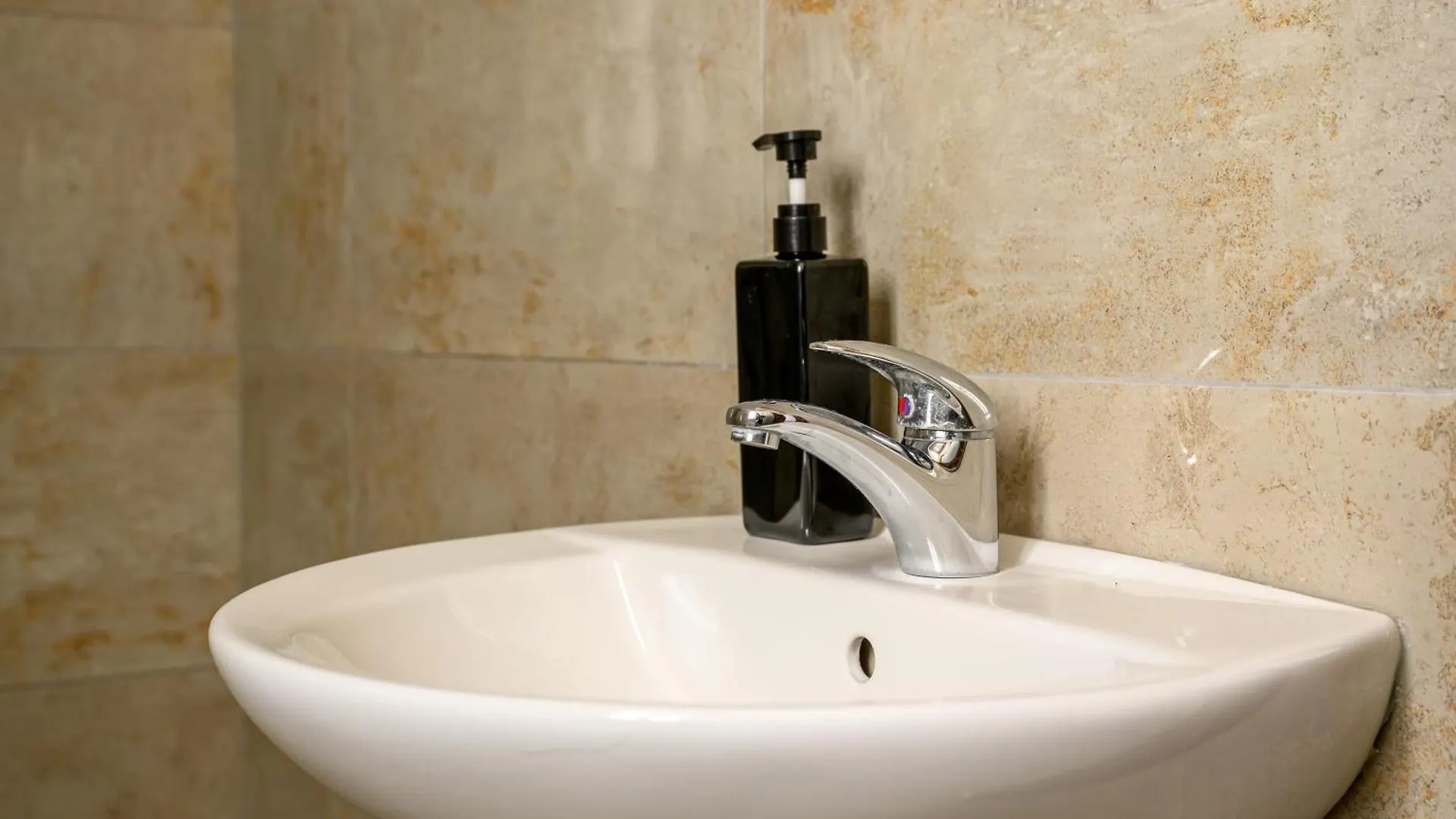 F11 Room 2, Private Room Two Single Beds Shared Bathroom In Shared Flat Msida 0*,