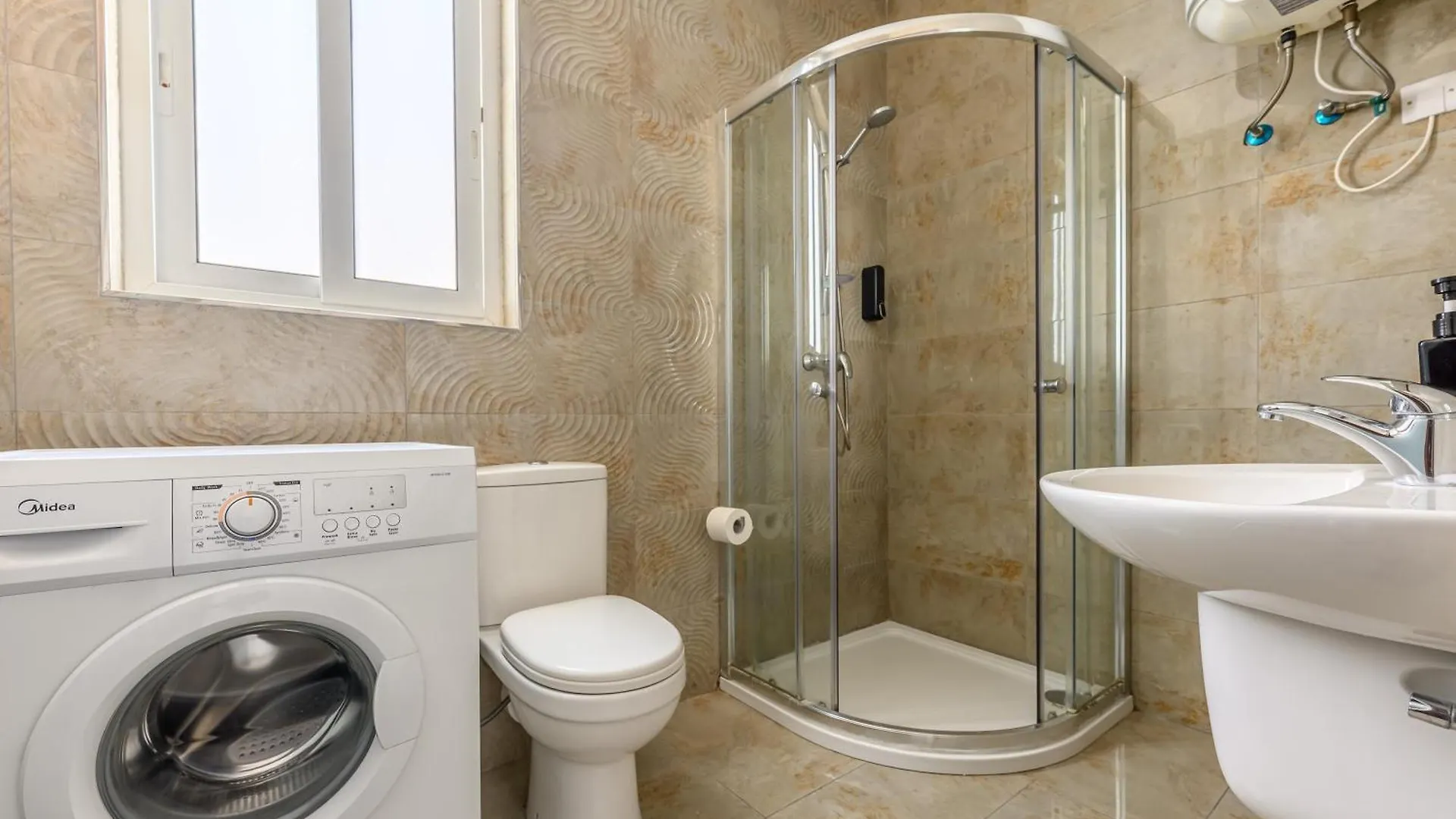 Homestay F11 Room 2, Private Room Two Single Beds Shared Bathroom In Shared Flat Msida